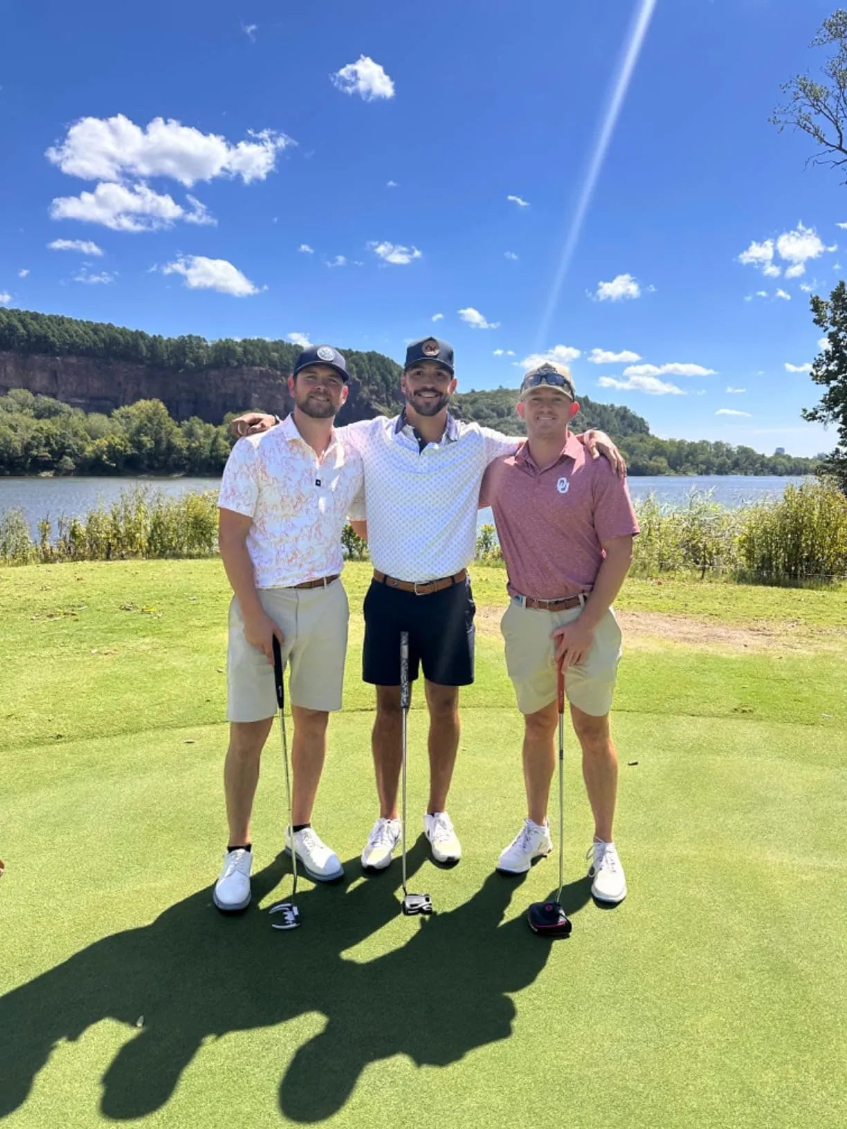 Member championship crew wearing polo shirts and shorts made by Qiandao, close-ups of players' outfits